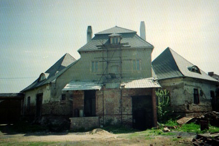 dokončená střecha na pohledu ze dvora,2002