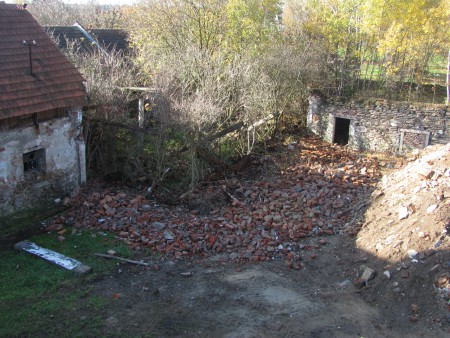 bourání novodobého kravína, 2013 